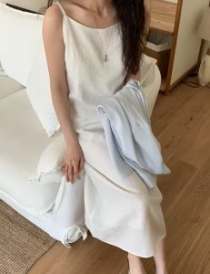 天絲細緻坑紋面料細肩帶長洋裝 - Image 4