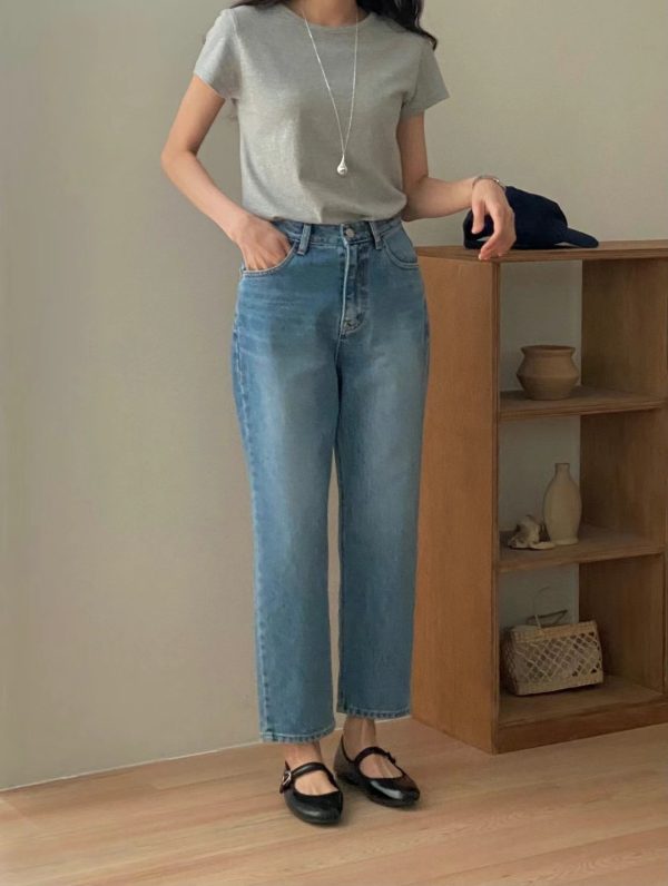 簡約顯瘦小直筒牛仔褲