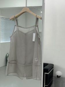 細肩透膚後開叉上衣 - Image 11
